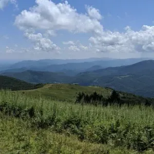 远处有山的田野.